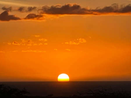 Sunset over the Pacific Ocean in Kailua Kona in Hawaiiの写真素材