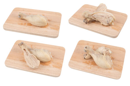 Place the cooked chicken on a wooden cutting board の写真素材