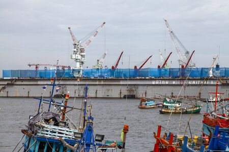 CHONBURI,THAILAND-JUNE 23: The Leamchabang industry marine port and cargo ship during transfer goods on Jun 23, 2014 in,Thailand.のeditorial素材