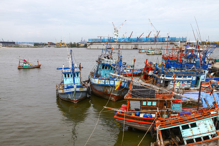 CHONBURI,THAILAND-JUNE 23: The Leamchabang industry marine port and cargo ship during transfer goods on Jun 23, 2014 in,Thailand.のeditorial素材