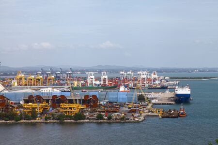 CHONBURI,THAILAND-JUNE 23: The Leamchabang industry marine port and cargo ship during transfer goods on Jun 23, 2014 in,Thailand.のeditorial素材