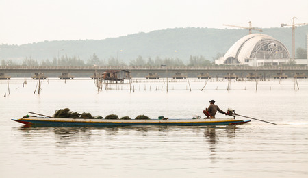 Songkla Thailand July 16 2557 Fishermen are fishing on the lake in the evening at Songkla sea Thailand.のeditorial素材