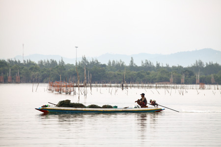 Songkla Thailand July 16 2557 Fishermen are fishing on the lake in the evening at Songkla sea Thailand.のeditorial素材