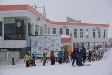 GALA YUZAWA, JAPAN MARCH 16, 2560 : Tourists are skiing at Gala Yuzawa, JAPAN.のeditorial素材
