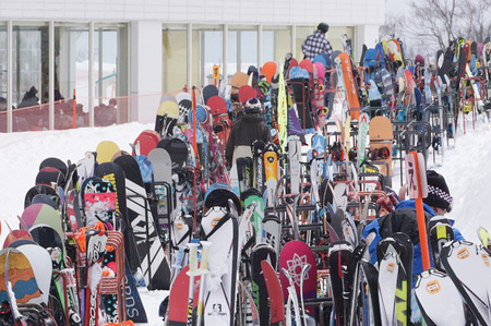 GALA YUZAWA, JAPAN MARCH 16, 2560 : Tourists are skiing at Gala Yuzawa, JAPAN.のeditorial素材