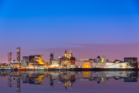 The Liverpool Skyline From Across Mersey River With All The Major Buildings Such As Liverpool Museum Three Graces Royal Liver Building Port Of Liverpool Etc Lizenzfreie Bilder Und Fotos The Liverpool Skyline From Across Mersey River With All The Major Buildings Such As Liverpool Museum Three Graces Royal Liver Building Port Of Liverpool Etc Lizenzfreie Bilder Und Fotos