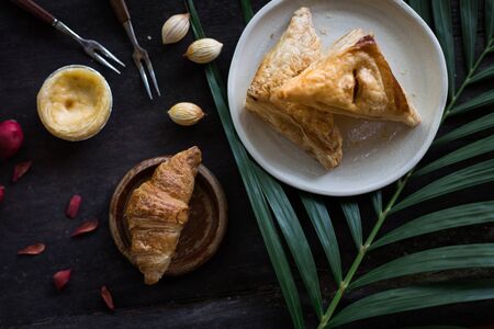 Photo bakery from natural light. Placed in the plate on the table black woodの写真素材