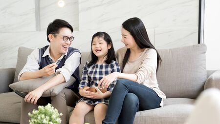 Happy Asian Family Watching Tv Together Spending Time In Quarantine On Sofa In Living Room Family And Home Concept 商用利用可能な写真素材 イラスト 素材ならストックフォトの定額制ペイレスイメージズ