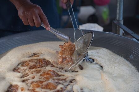 Fry the chicken in the panの写真素材