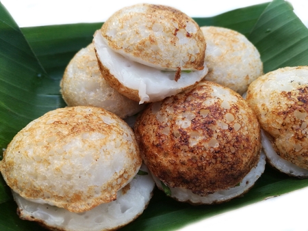 Small dish-shape cake made of rice