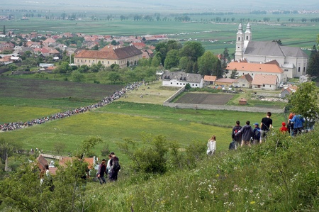 SUMULEU CIUC, ROMANIA - MAY 29: Crowds of Hungarian pilgrims gather to celebrate the Pentecost and the catholic pilgrimage tradition, May 29, 2004 in Sumuleu Ciuc (Csiksomlyo), Romania のeditorial素材