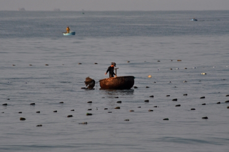 A Vietnamese fisher fishing in Mui Ne, Vietnamのeditorial素材