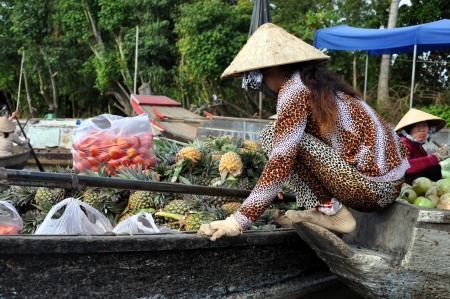 Boat sellers at Can Tho floating market, Mekong Delta, Vietnamのeditorial素材