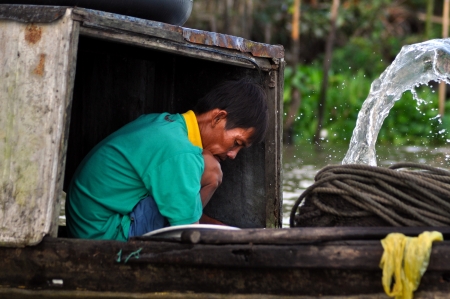Cai Rang, Vietnam - February 17, 2013 - Vietnamese fisherman fishing in Can Tho, Mekong Delta, Vietnamのeditorial素材