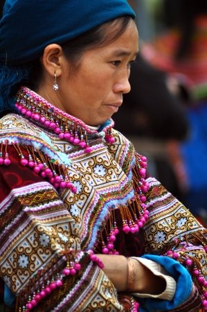 A Hmong seller woman in traditional clothes in Bac Ha, Sa Pa, Vietnamのeditorial素材