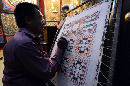 PATAN, NEPAL  SEPTEMBER 28  Buddhist monk paints a circular Budhhist painting in Patan  On September 28, 2013, in Katmandu, Nepalのeditorial素材
