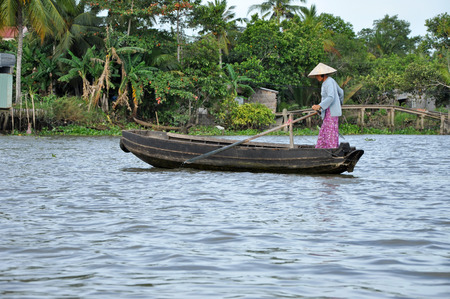 CAI RANG - FEB 17: Merchants navigating at the Floating Market. With thousands of wooden boats, this is the biggest floating market in the Mekong delta. On Feb. 17, 2013, in Can Tho, Vietnamのeditorial素材