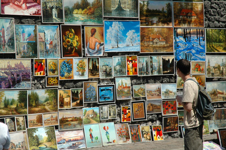 KRAKOW, POLAND - MAY 29: Unidentified tourist admires the exhibited paintings for sale in the historical center of Krakow. On May 29, 2005 in Krakow, Polandのeditorial素材