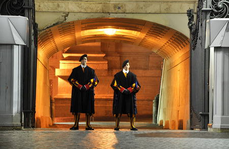 VATICAN CITY - MARCH 17, 2016: Papal Swiss guard standing in the front of Saint Peter basilica in Vatican, Romeのeditorial素材