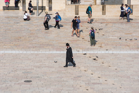 JERUSALEM, ISRAEL - MAY 15, 2015: Tourists visiting the old Jewish quarter of the cityのeditorial素材