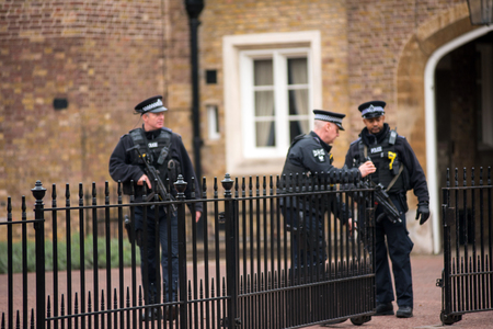 LONDON, UK - MARCH 22, 2019: Armed British police officers on duty patrolling and preventing terrorism attacks on the streets of the cityのeditorial素材