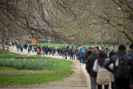 LONDON, UK - MARCH 22, 2019: Tourists walking through the alleys of the Green Park in Wesminter city, Londonのeditorial素材