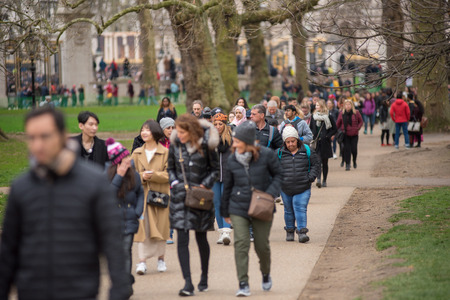LONDON, UK - MARCH 22, 2019: Tourists walking through the alleys of the Green Park in Wesminter city, Londonのeditorial素材