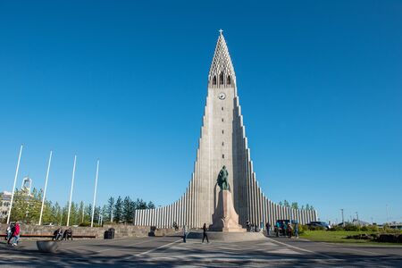 REYKJAVIK, ICELAND - MAY 24, 2019: Tourists visiting the Hallgrimskirkja Lutheran parish church in Reykjavik and the statue of Leif Erikson, the son of  Erik the Redのeditorial素材