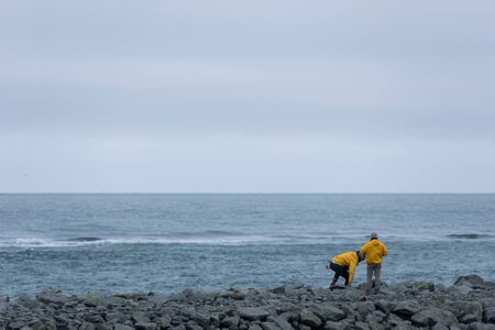 DIAMOND BEACH, JOKULSARLON, ICELAND - MAY 22, 2019: Tourists admiring and photographing the Atlantic ocean coast in Jokulsarlonのeditorial素材