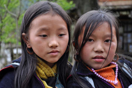 CAT CAT, SAPA, VIETNAM - FEBRUARY 22, 2013:  Unidentified ethnic Hmong minority kids playing in the rural area of Sa Pa, Northern Vietnam, near the border with Chinaのeditorial素材