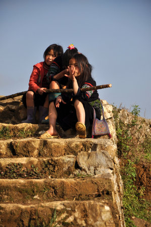 CAT CAT, SAPA, VIETNAM - FEBRUARY 22, 2013:  Unidentified ethnic Hmong minority kids playing in the rural area of Sa Pa, Northern Vietnam, near the border with Chinaのeditorial素材