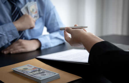 Opposition to wrongdoing and social injustice, Businessmen give bribes to employees to sign approvals through illegal projects, Fraud and corruption Or something illegal.の写真素材
