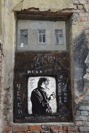 The courtyard of the house where Viktor Tsoi worked. - Soviet rock singer and composer. The place is called Kamchatka and is a place of worship for fans of the Kino group.のeditorial素材