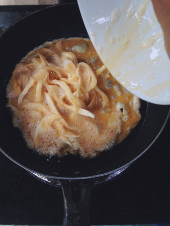 Omelet is a fried food made from eggs that are easy to make. Commonly used eggs or duck eggs, shelled, beaten egg whites and egg yolks into homogeneous And then add seasoning Then set the pan on the stove and add enough oil to heat it, then fry it until cooked.の写真素材