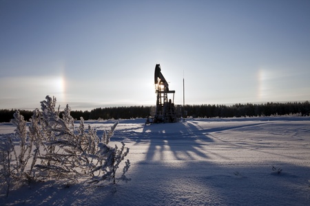 Oil pitching winter day on the background of the solar haloの写真素材