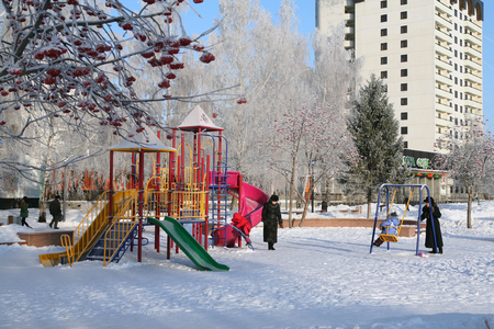 winter cityscape streets, houses and trees in the snow and frost early frosty morningのeditorial素材