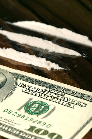 close-up of banknote and white powder on a wooden table, studioの写真素材