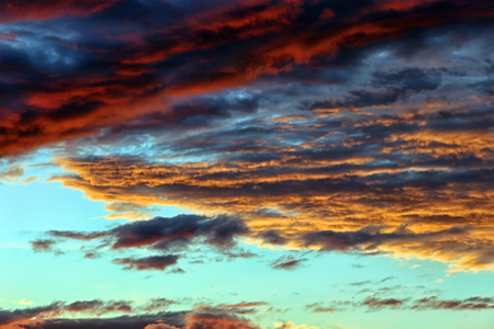 Beautiful sunset / sunrise with clouds, in pink and purple huesの写真素材