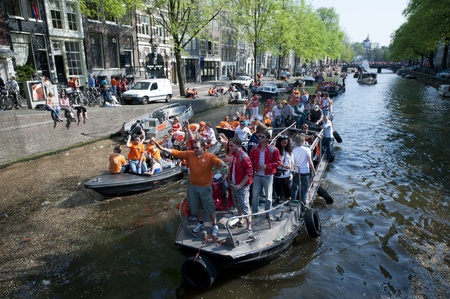 Amsterdam, Netherlands  April 30, 2011 - Crowd on Boat Celebrating Queensdayのeditorial素材