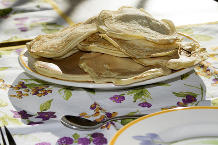 The very good flapjacks ready to stuff with chocolate cream for the breakfast