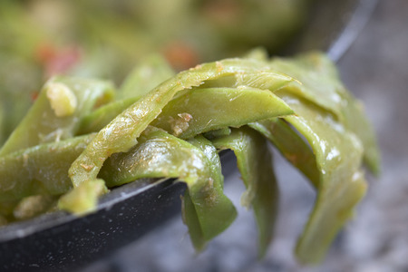 detail of stewed green beans in a panの写真素材