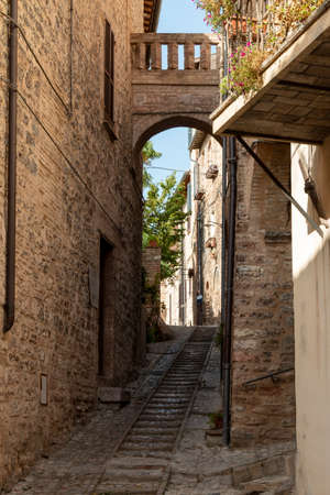 a glimpse of the alleys of the borgho of Spello, Umbria - Italyの素材 [FY310155249699]