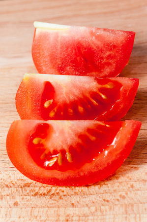 Sliced tomato, three pieces on cutting board
の写真素材