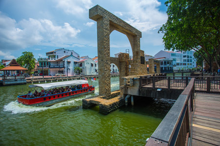Melaka Malaysia-April 2018:Tourist boat ride along the Melaka river of visited old houses.Malaka Malaysia.のeditorial素材