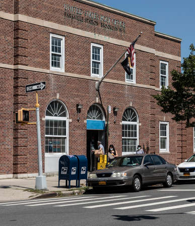 Brooklyn, NY, USA - August 18, 2020: People bring packages to US Post office amid postal crisis, COVID-19 and upcoming elections.のeditorial素材