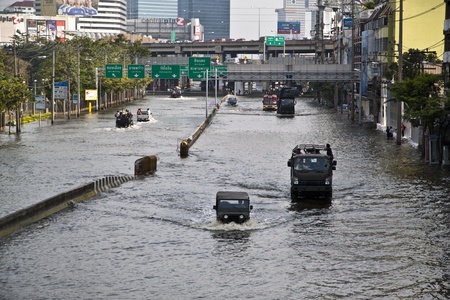 Water to urban areas. The transport is difficult. The Thai army has come out to help people. Military vehicles on the road with the public.のeditorial素材