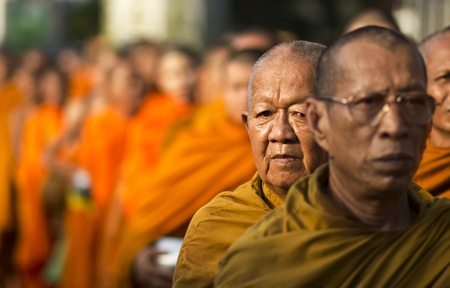 BANGKOK , THAILAND - MARCH 17: People Gives food offerings to a Buddhist monk on March 17, 2012 in Bangkok, Thailand. Thai traditional, people will make merit making by give food to monkのeditorial素材