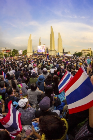 BANGKOK,THAILAND - NOVEMBER 24, 2013   Anti-government protesters to the Democracy Monument  The protest Against The Amnesty bill  Many anti It does not show the number of people on TV news のeditorial素材