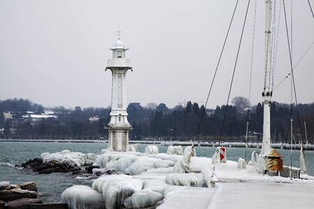 Path to the Geneva lighthouse covered by heavy iceの写真素材