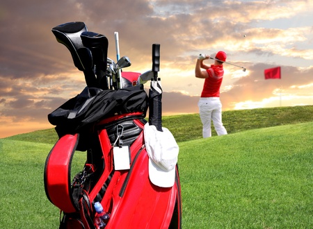 Man playing golf with golf bagの販売画像